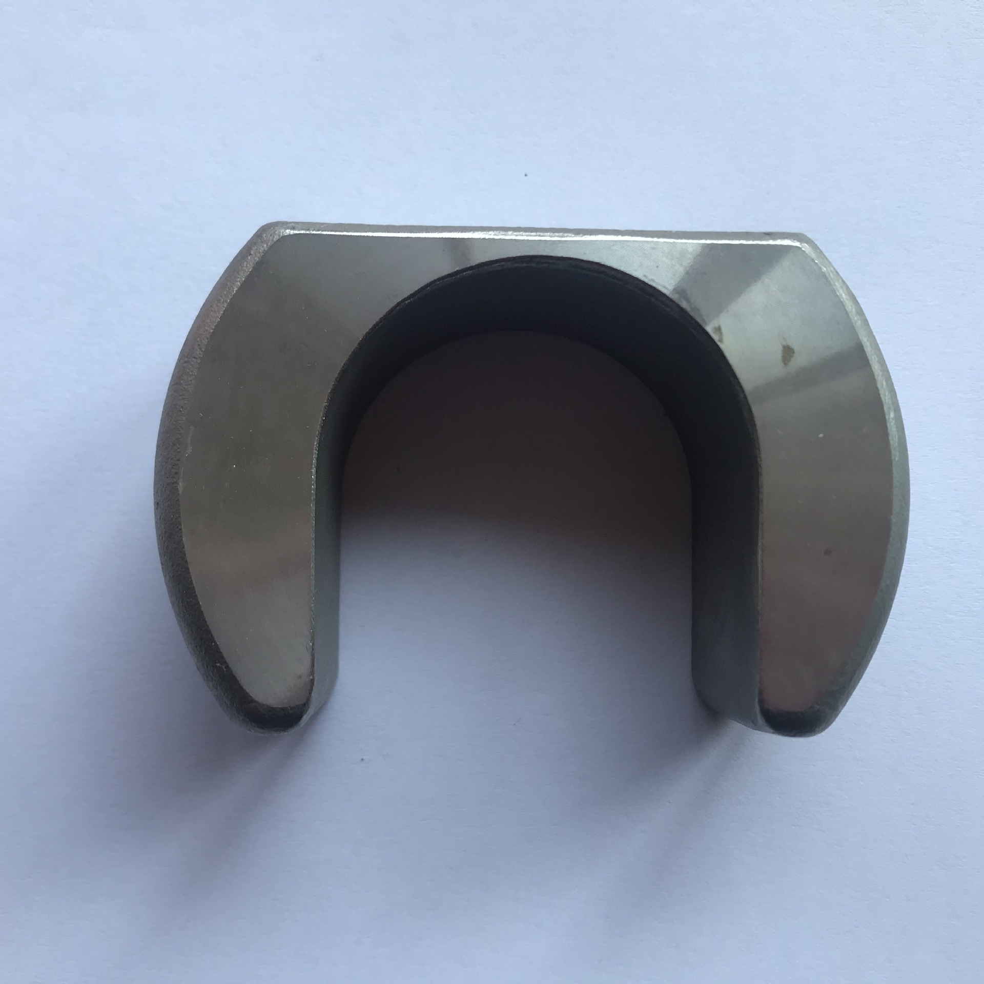 Каква е причината за разслояването на обвивката от пясък от водно стъкло по време на процеса на формоване по инвестиционни модели?