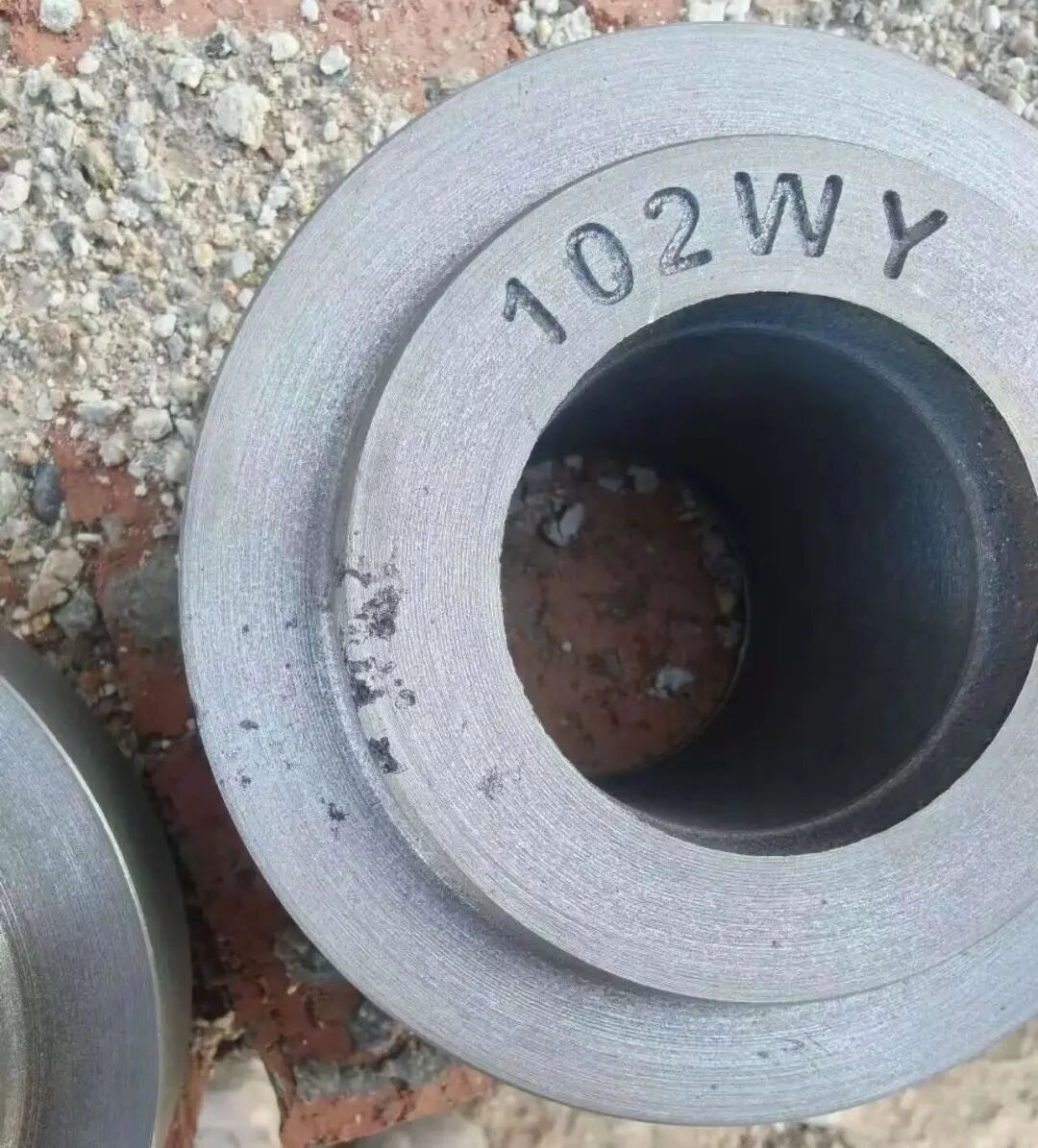 Какви са характеристиките на дефектите при промиване с пясък при производството на детайли от сив чугун със зелен пясък? Каква е разликата между шлаковите дефекти на очите?